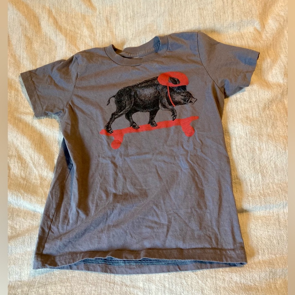 Pig riding a skateboard T-shirt NWOT
